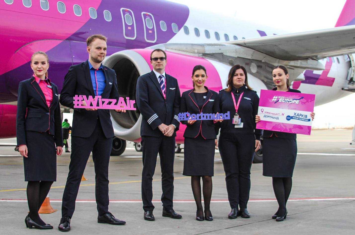 Wizzair москва. Венгерская авиакомпания Wizz Air. Wizz Air логотип. Wizz Air бортпроводники. Визэйр форма.
