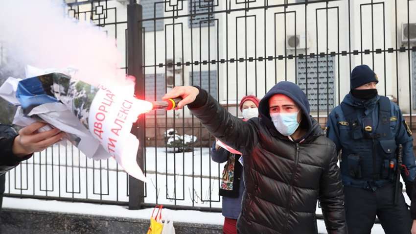 В Киеве сорвали акцию в поддержку Навального (фото, видео)