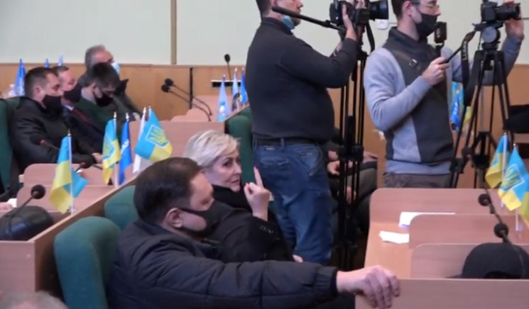 Штепа показала средний палец на заседании горсовета Славянска