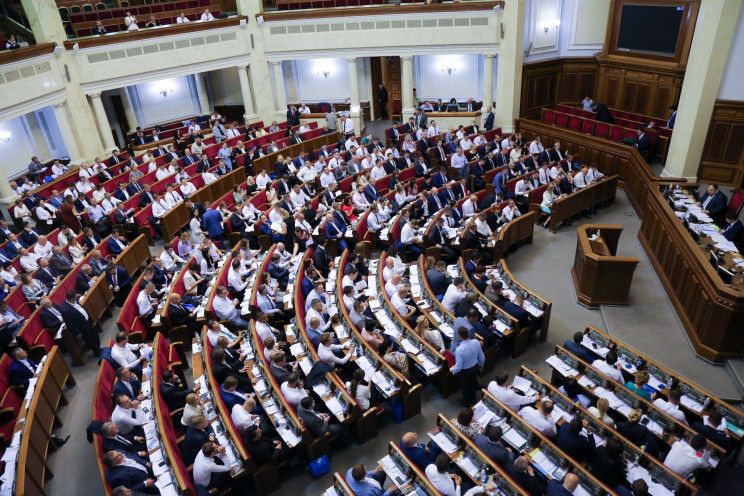 Уже не большинство: За год у монобольшинства Рады остались лишь 211 депутатов, — КИУ