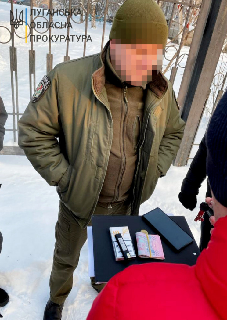 Взятка за победу в тендерах: на Луганщине разоблачен служащий СИЗО