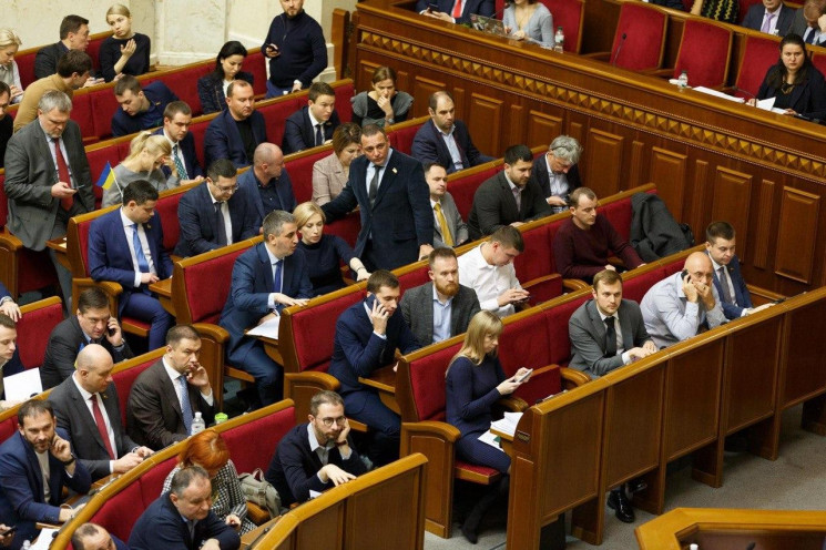 Как “слуги” Зеленского спасли: Кто в Раде проголосовал за закон о референдуме