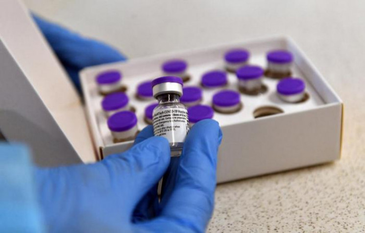 В феврале в Украину начнут поступать вакцины Sinovac и Pfizer: Кого вакцинируют первым