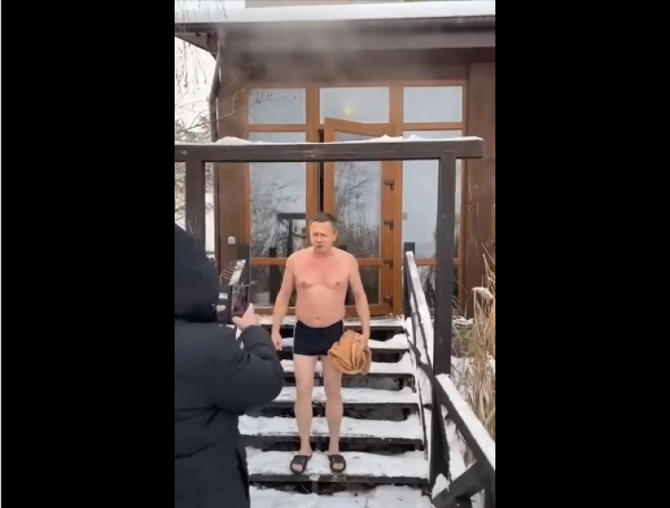 Мэр Краматорска показал сверхбыстрое ныряние в прорубь