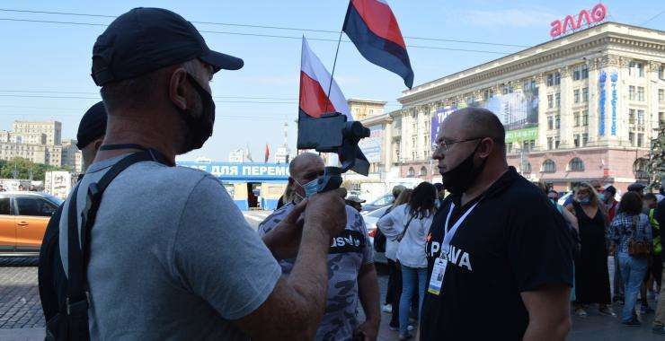 К Харьковской ОГА вышли псевдонационалисты с флагами народа РФ