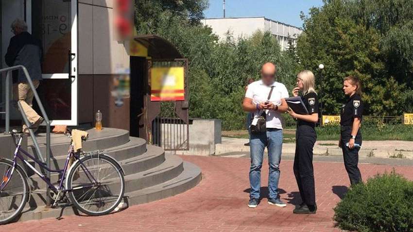 Отключили газ: в Чернигове пенсионер хотел сжечь себя на пороге газовой компании (ФОТО)