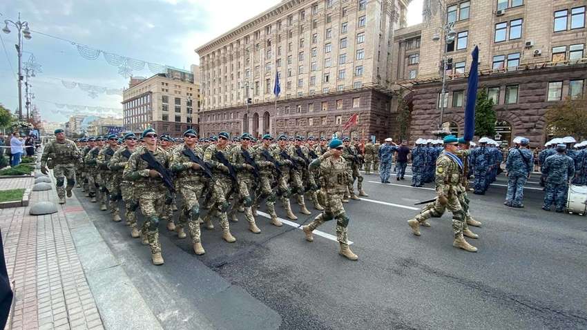 Украинские военные, маршируя по Крещатику, снова исполнили бессмертный хит о Путине