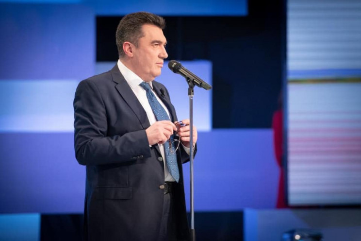 “Я вам не девочка!” — “А что, мальчик?”: Данилов потроллил журналистку подсанкционной “Страны”