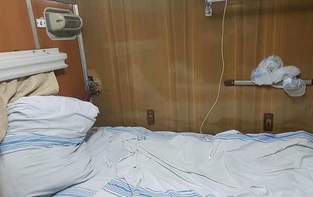 Беспредел в поезде “Укрзализныци”: начальник не смог успокоить дебошира, цеплявшегося к девушкам