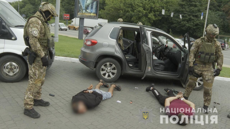 Полиция задержала преступников, которые хотели ввезти в Украину 1 млн фальшивых долларов