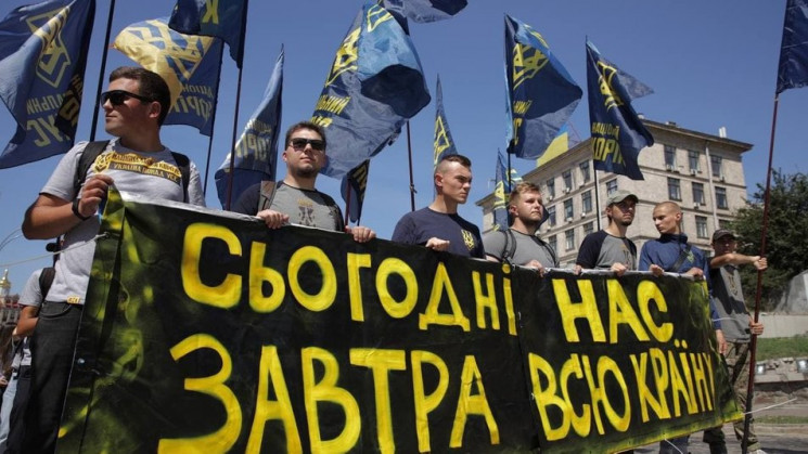 Отправились от Майдана к ОП: В Киеве протестует Нацкорпус (ФОТО)