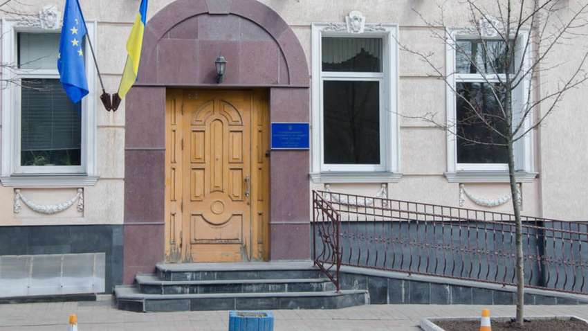 В офис омбудсмена метнули “коктейль Молотова”: произошло возгорание (ВИДЕО)
