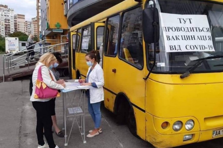 В Киеве тем, кто вакцинировался от COVID в автобусе на Оболони, дарят билеты на концерт на День Независимости