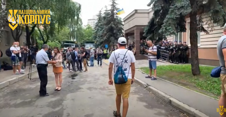 В Киеве усиленно охраняют суд, куда везут задержанных на Харьковщине членов “Нацкорпуса” (ВИДЕО, ФОТО)