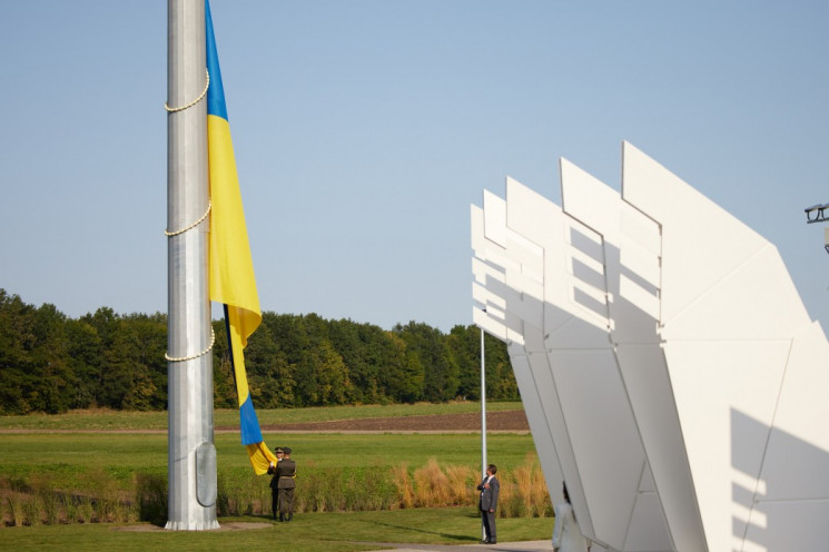 Сине-желтые флаги развеваются по всей Украине: Состоялась церемония поднятия Государственного флага