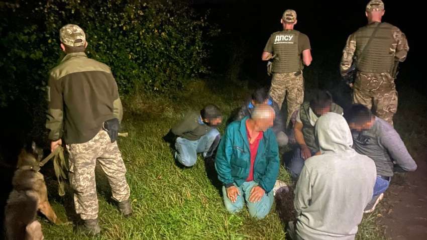 Украинские пограничники задержали граждан Турции, которые прятались в поле