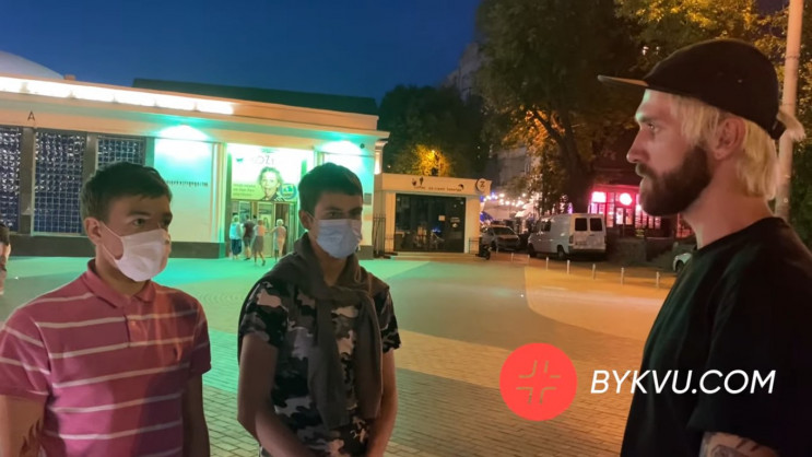Нападение на журналиста в Киеве: Как парни пришли извиняться к потерпевшему (ВИДЕО)