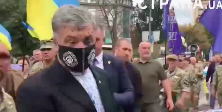 Порошенко облили зеленкой после Марша ветеранов в Киеве (ВИДЕО)