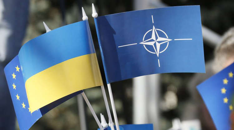 Украинцы по-прежнему хотят в ЕС и НАТО: результаты свежего опроса