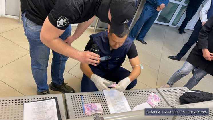 На Закарпатье инспектора таможенного поста будут судить за взятку