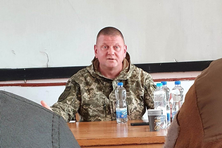 Стрелять в ответ можно. И врезать проверяющему — тоже: Как военные блогеры пересказывают слова Залужного