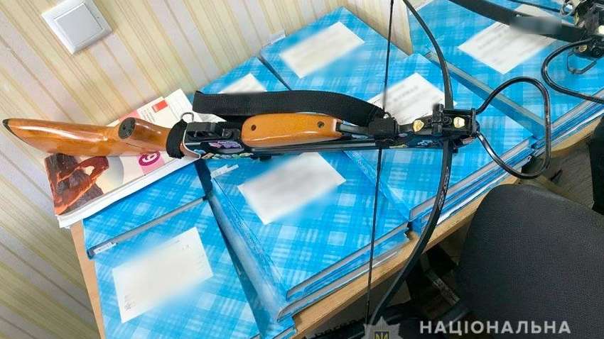 Полтавчанка устроила стрельбу из арбалета в школе: есть раненые (ФОТО)