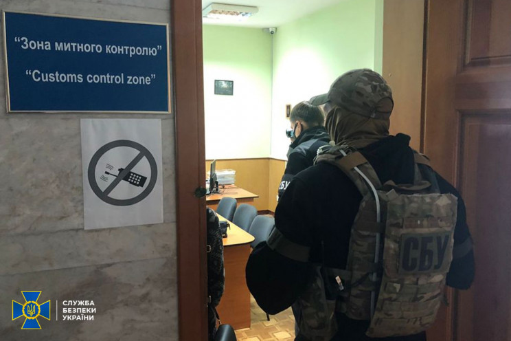 На Ровенщине чиновники растамаживали авто за деньги, убытки превышают 15 млн грн