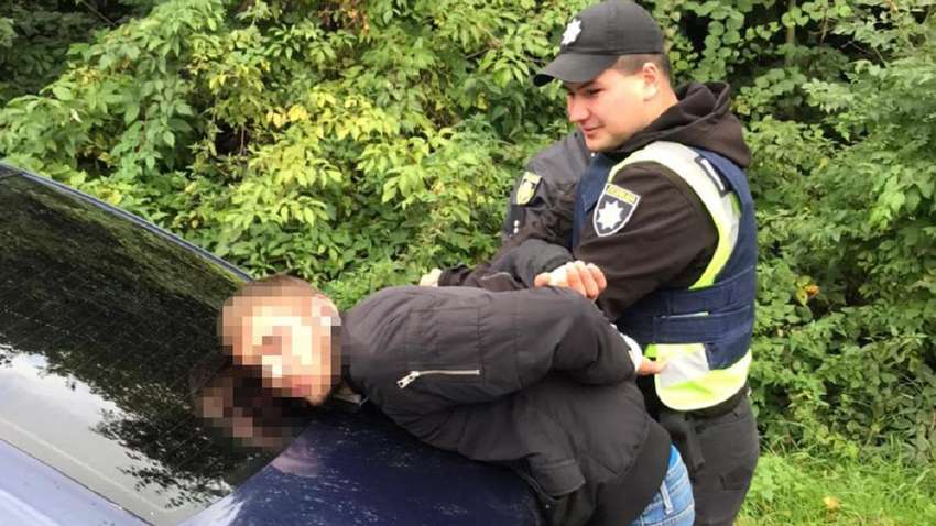 Согласились помочь, а потом ограбили: полиция Львовщины задержала парней
