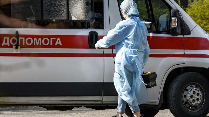 Попала под сокращение: возле Днепра врач выпала из окна больницы и разбилась насмерть