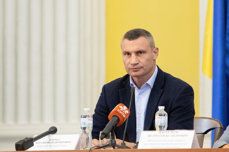 Кличко рассказал итоги совещания, на котором устроил “встряску” главам районов и управляющих компаний столицы и одного уволил