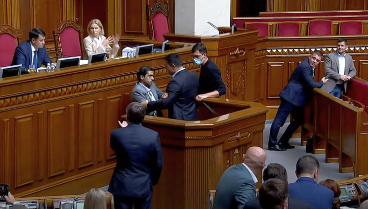 Комитет Рады не смог принять решение о наказании для Лероса и Тищенко за потасовку