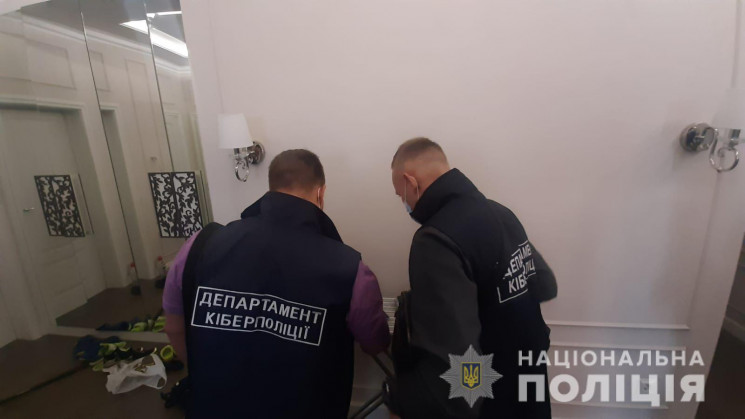 В Украине разоблачили банду, которая шантажировала чиновников фейковыми новостями: В деле продолжаются обыски