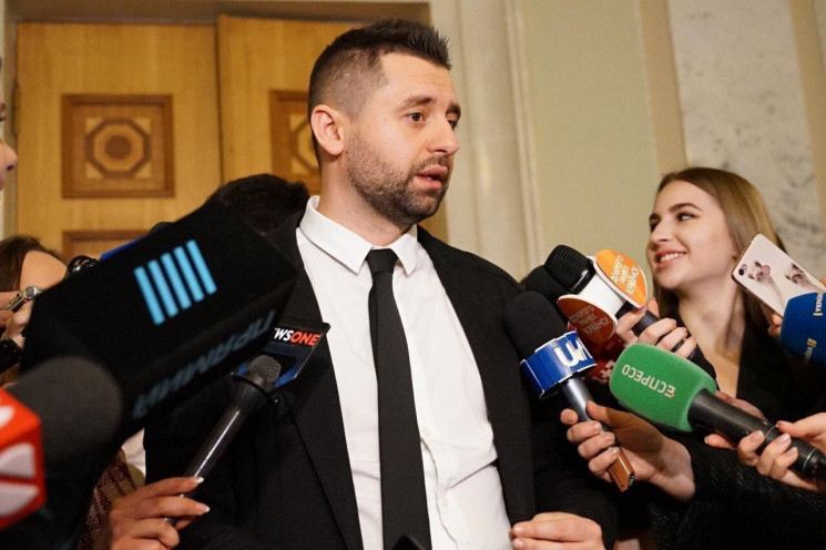 Замену уже нашли: В “Слуге народа” сказали, когда на фракции обсудят отставки министров