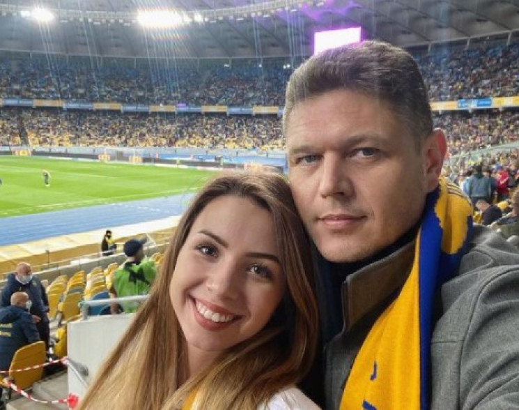 Кабмин уволил главу ГМС, который женился на девушке с собачкой из Уханя