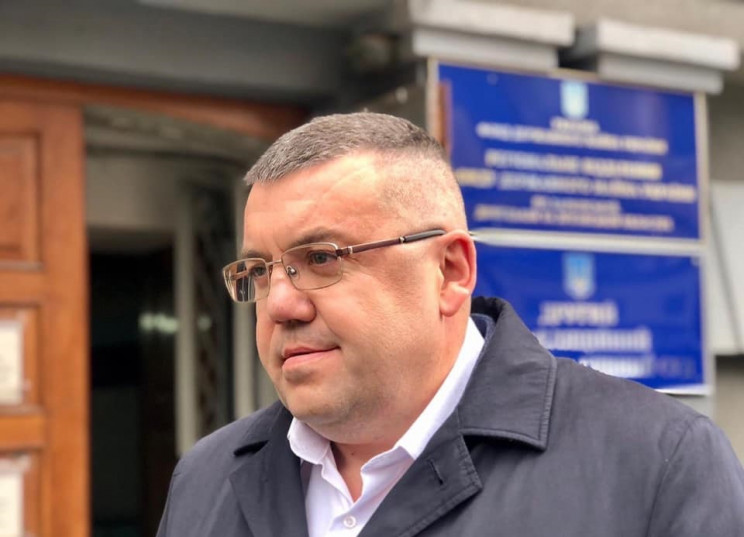 В Харькове документы в избирательную комиссию принес кандидат в мэры от партии Порошенко