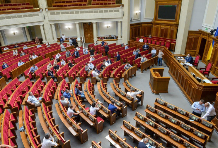 Рада приняла закон об одновременном переходе прав на землю и расположенную на ней недвижимость