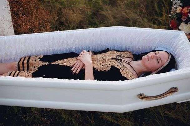 Живые люди позировали в гробах: в Днепре ритуальное агентство устроило показ мод (ФОТО)