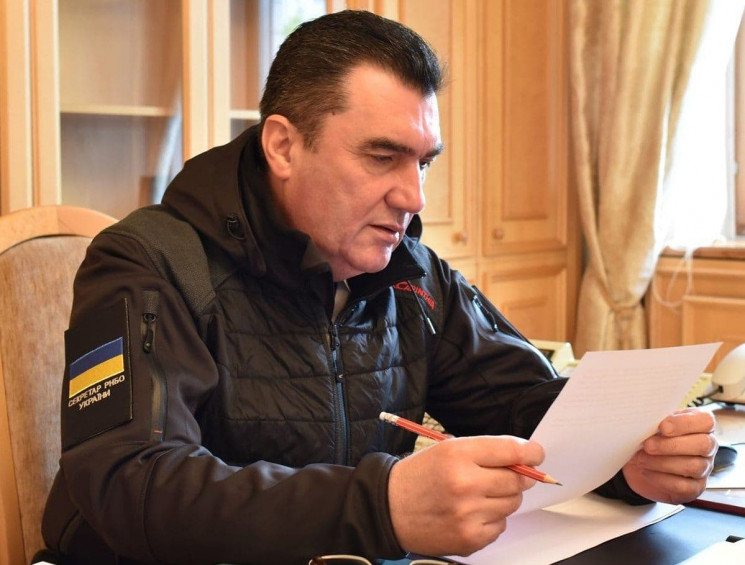 Секретарь СНБО Данилов начал переходить на латинский алфавит (ФОТО)