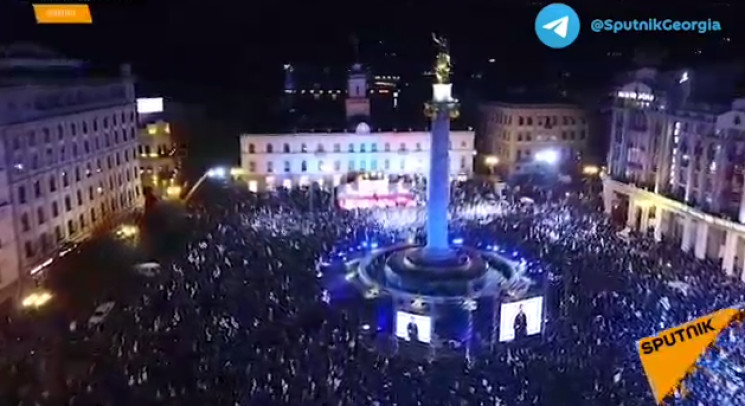 В центре Тбилиси собрался многолюдный митинг с требованием выпустить Саакашвили: Сам он призывает к большому примирению (ВИДЕО)