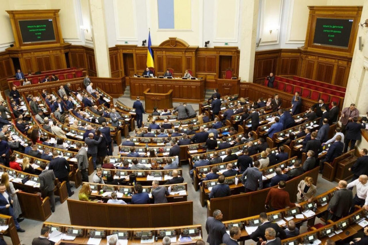 Всего 200 голосов от “слуг”: Кто из монобольшинства голосовал против отстранения Разумкова от заседаний в Раде