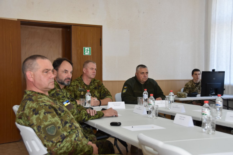 Военная делегация из Эстонии встретилась с командованием ООС на Донбассе