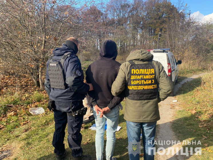 Львовянина с килограммом наркотиков задержали в Тернопольской области. Парень еще и угрожал ножом