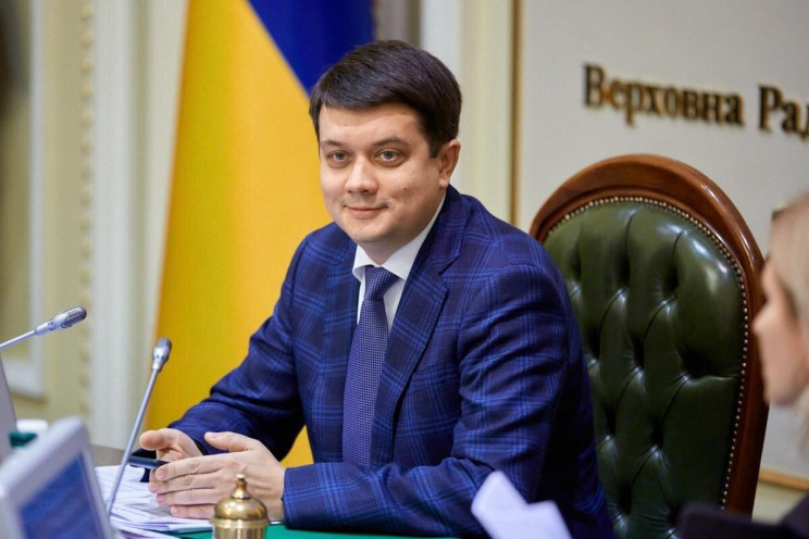 “Жду, когда он предложит царя”: Разумков раскритиковал заявление Данилова о “жесткой президентской республике”