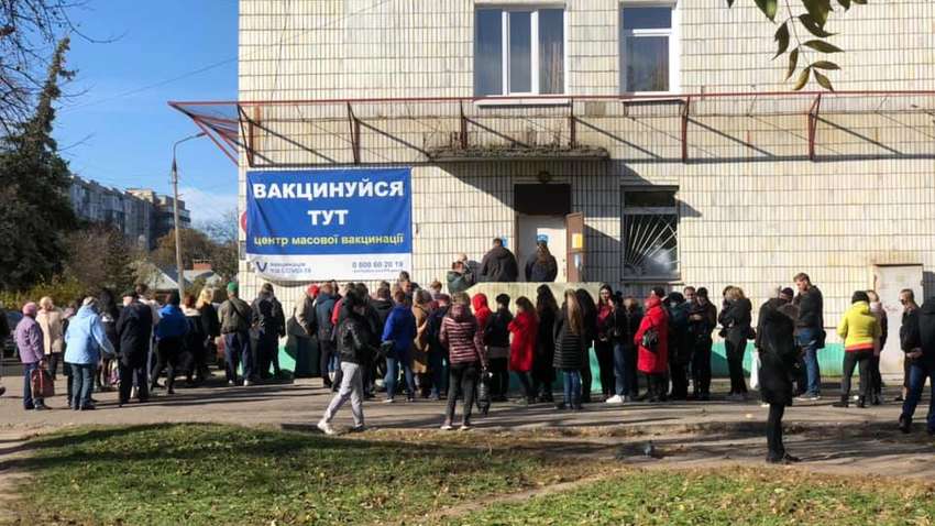Украинцы массово штурмуют пункты вакцинации в «красных» и «оранжевых» зонах