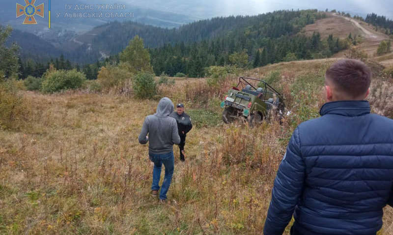 Праздновали мальчишник: в Карпатах перекинулось авто с туристами