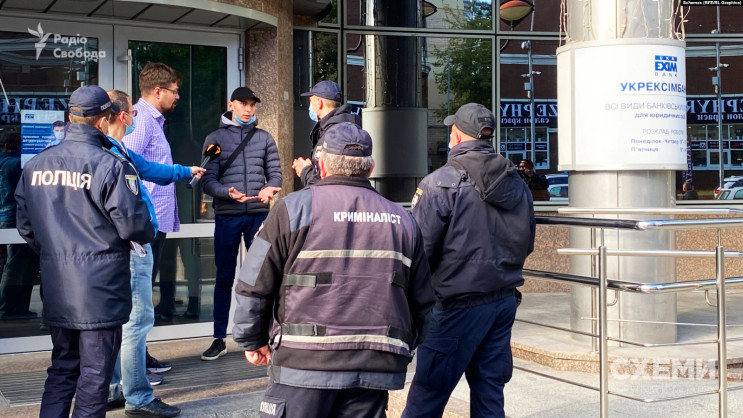 Нападение на журналистов в “Укрэксимбанке”: В НСЖУ осудили поведение руководства финучреждения