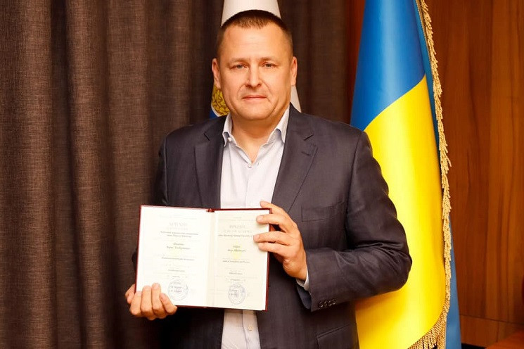 Мэр Днепра Филатов показал диплом доктора наук