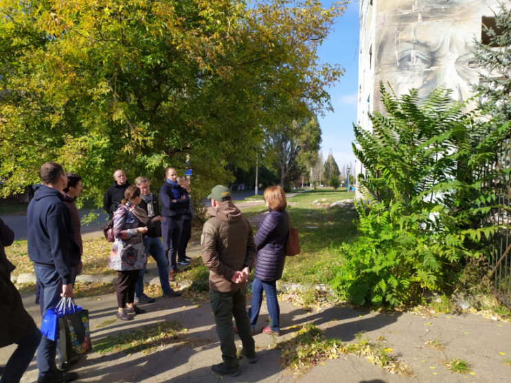 В прифронтовую Авдеевку прибыла делегация канцлеров Эстонии