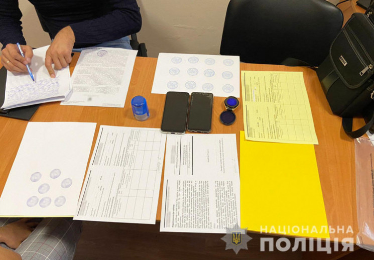 В Украине за подделку COVID-сертификатов уже уволили троих врачей