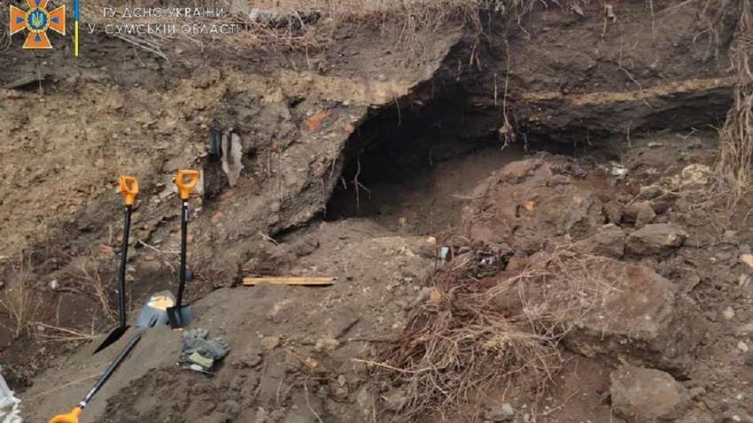 В Сумской области ребенка насмерть засыпало землей